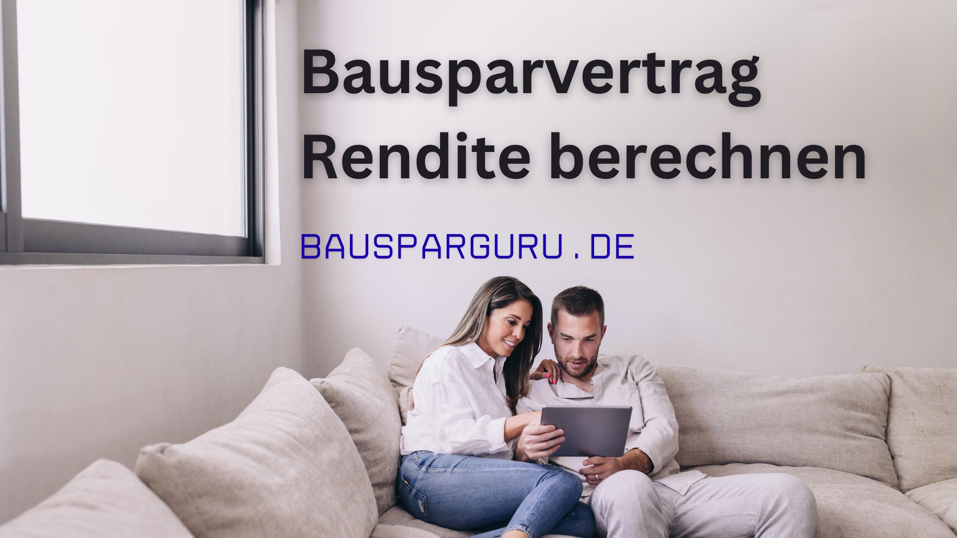 Paar berechnet Bausparvertrag-Rendite auf dem Tablet