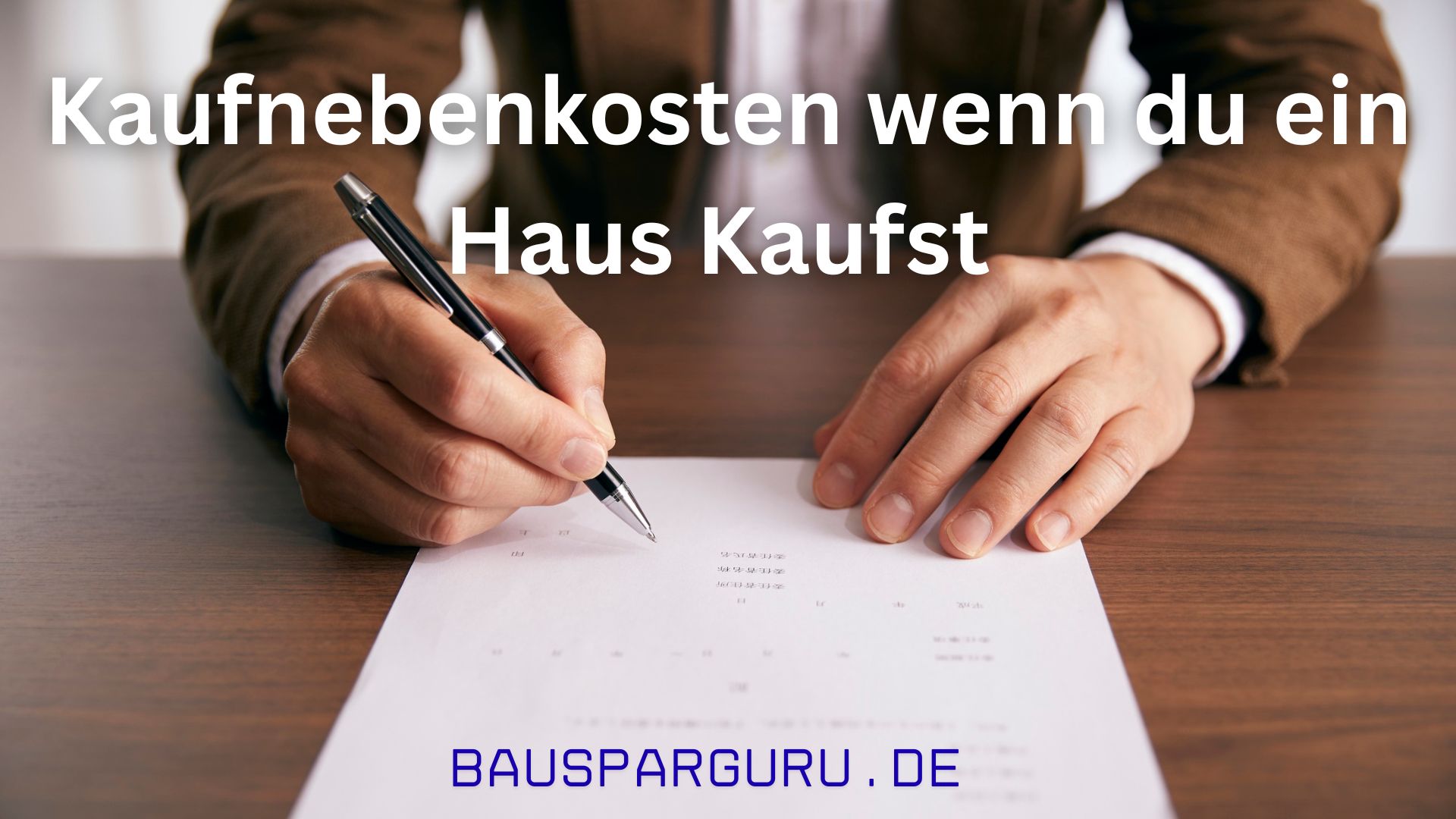 Kaufnebenkosten beim Hauskauf – Person unterschreibt Kaufvertrag